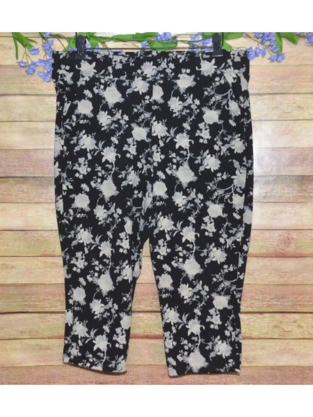 Torrid Womens 2 2X Black & Cream Floral Capri Leggings Pockets Stretch Pull On